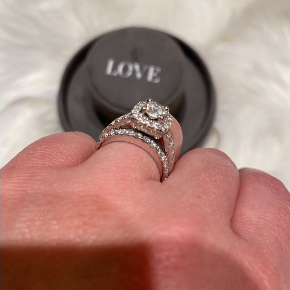 2 carat Vera wang diamond engagement ring and band. Original packaging ❤️